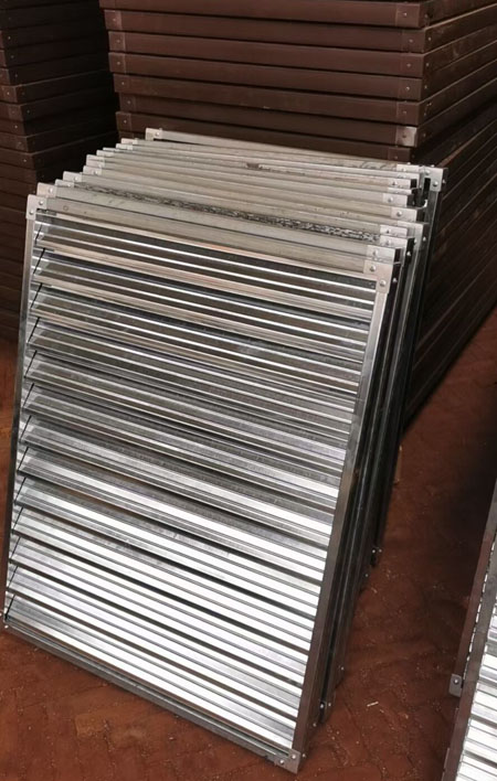 铝合金百叶窗库存区.jpg